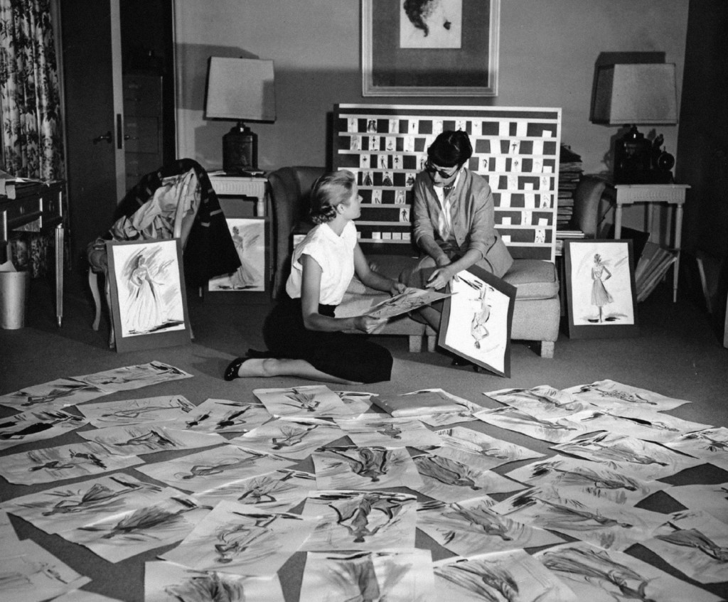 Grace Kelly y Edith Head, con los bocetos de Atrapa a un ladrón.