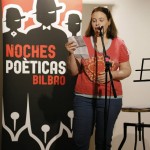Amaia Villa recitando en Noches Poéticas.