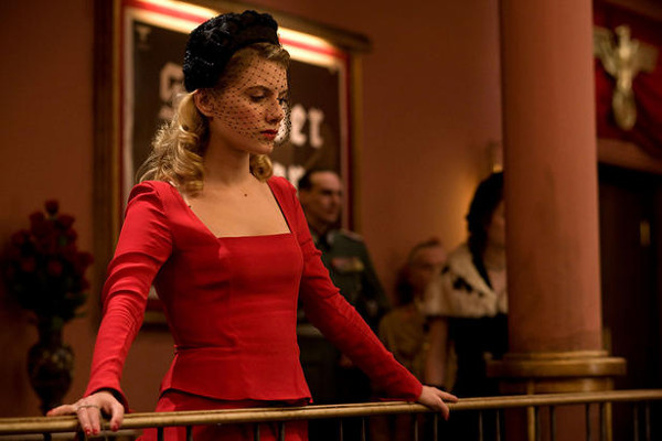 Malditos bastardos: la creatividad del vestuario en el universo Tarantino Shoshanna el día del estreno portando, el que se ha convertido, en uno de los mejores vestidos de la historia del cine