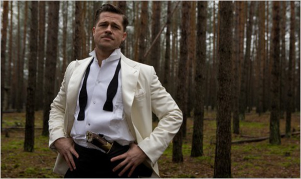 Malditos bastardos: la creatividad del vestuario en el universo Tarantino Aldo Raine engalanado con un esmoquin compuesto por una chaqueta blanca y pantalones negros, todo de Armani