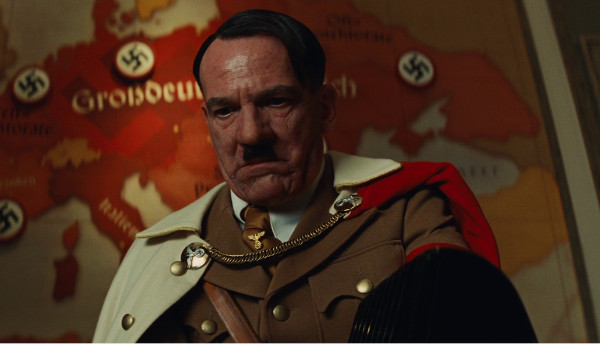 Malditos bastardos: la creatividad del vestuario en el universo Tarantino Detalle del atuendo elegido por Anna Sheppard para caracterizar al personaje de Hitler en "Malditos Bastardos".