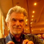Santiago García-Clairac en "Caricias de papel", nueva sección en MoonMagazine. Biografía de autor.