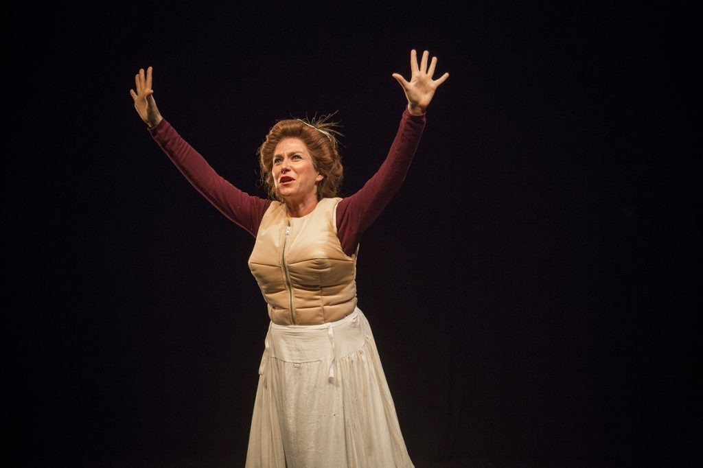 Pilar Gómez en Emilia, en el Teatro del Barrio.