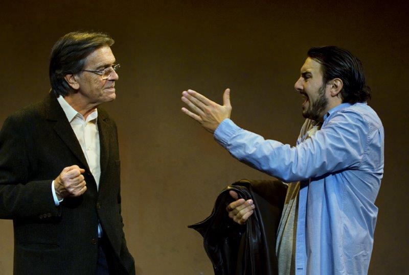 Josep Maria Flotats y Arnau Puig en Serlo o no, de Jean-Claude Grumberg